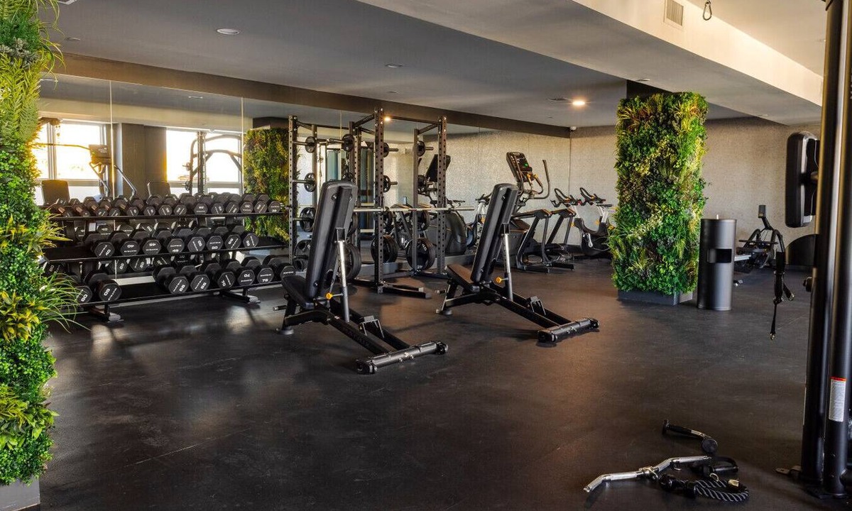 Historic Downtown Apartment | Spacious 3BR Loft | 15 From NYC & MetLife| Great Value | Groups Welcome