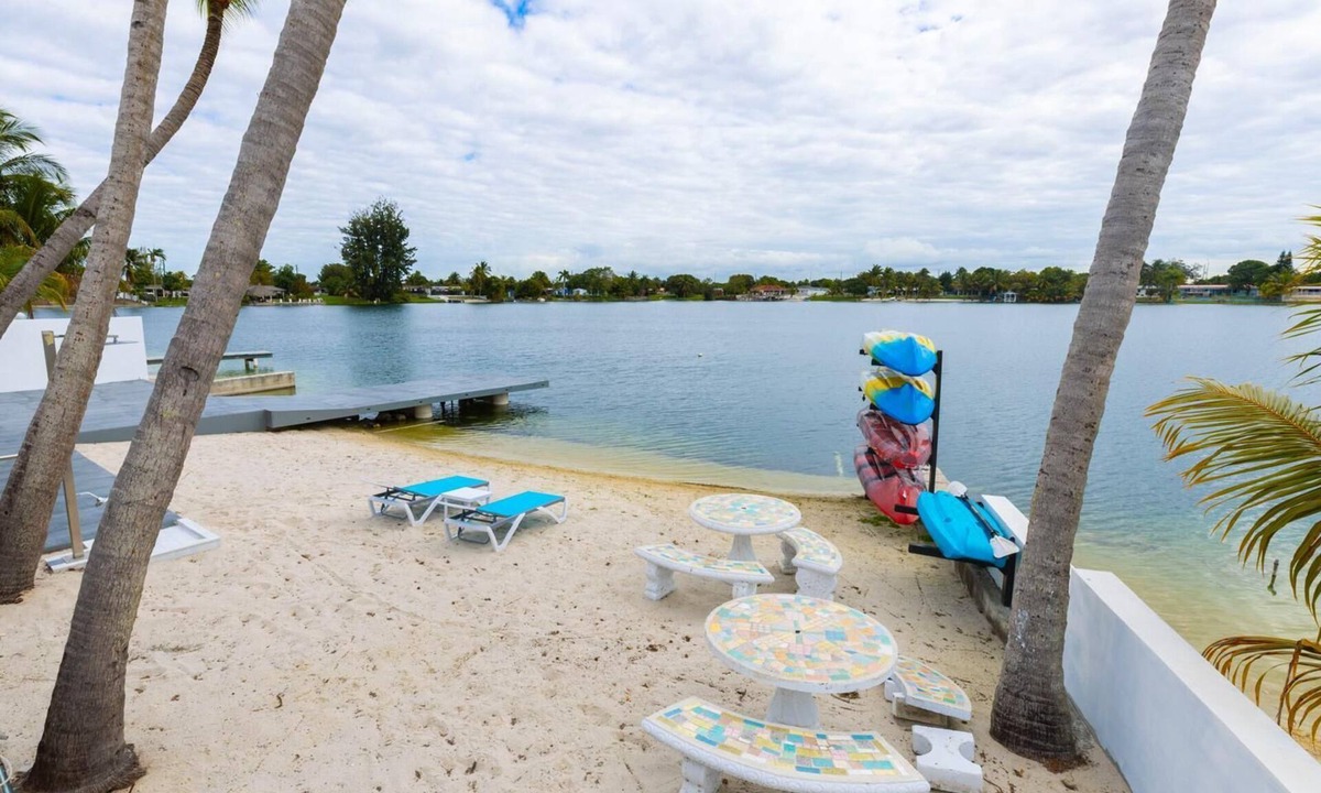 Hialeah House | Spacious 4-bedroom house in beautiful Hialeah with AC