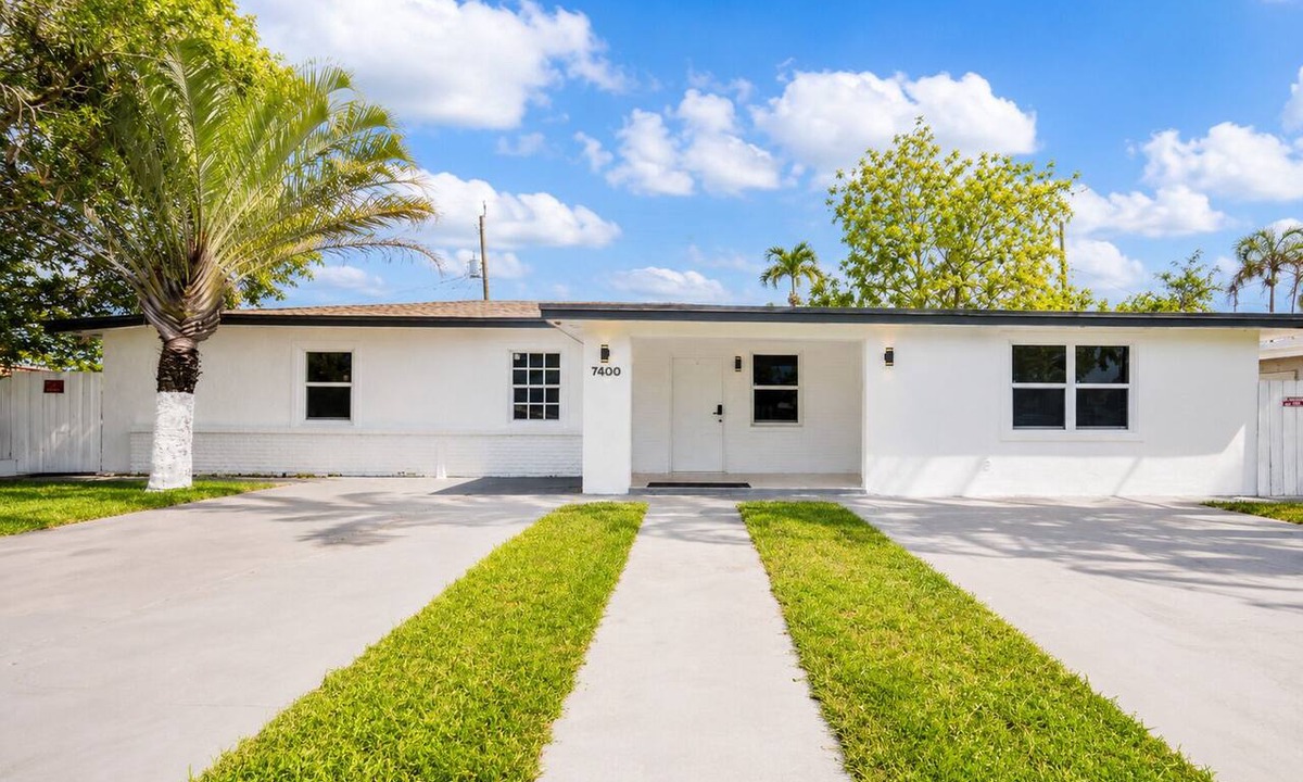 Coral Terrace House | Spacious 4-bedroom house with AC 15 minutes from Miami airport/14 ppl