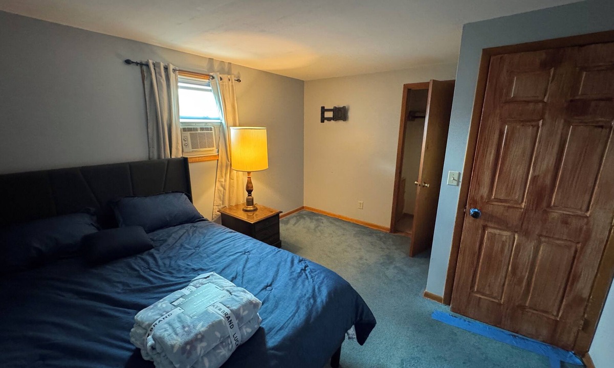 Cheektowaga Apartment | Spacious 4-bedroom apartment in cool Cheektowaga with AC