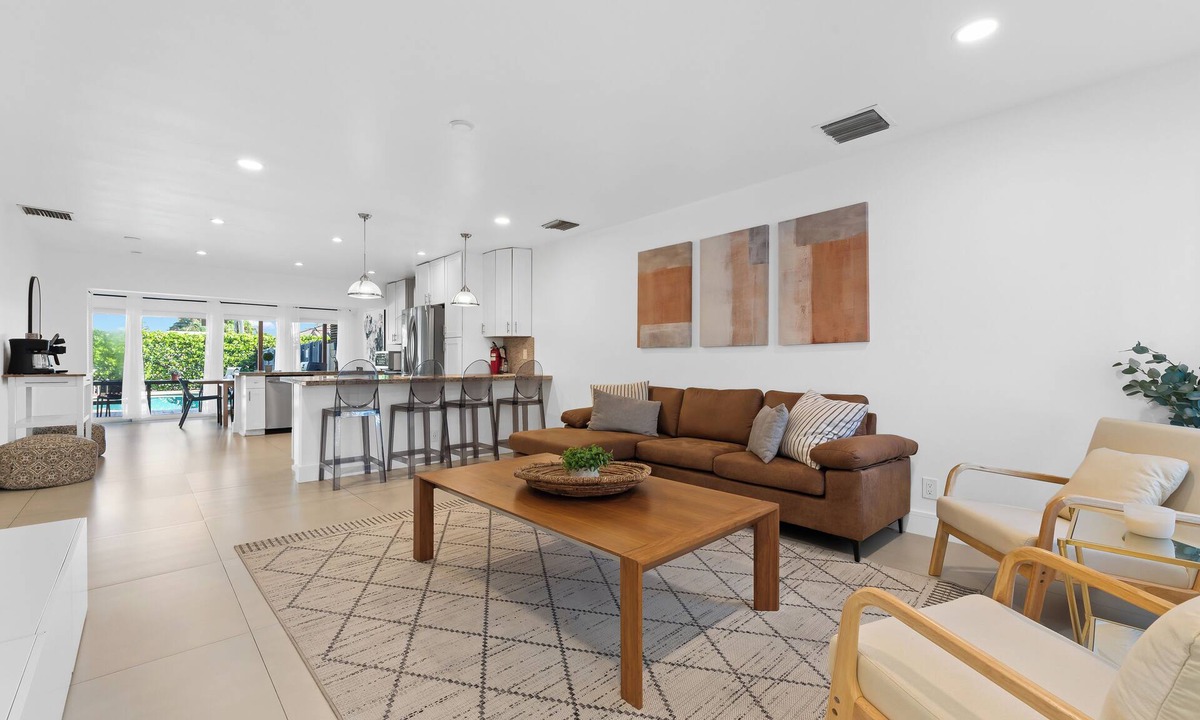 North Corals House | Spacious 4-bedroom house in wonderful Oakland Park with AC and heated pool