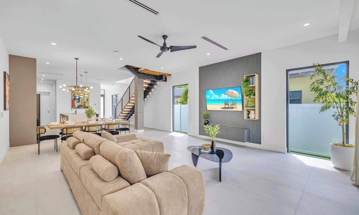 Lake Ridge Condo | Spacious 4BR Pool Home w/BBQ & Games1