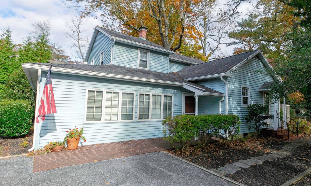 The Pines Cottage | Spacious 5-Bed Beach Cottage in The Pines – Walk to Shops, Dining & Beach!