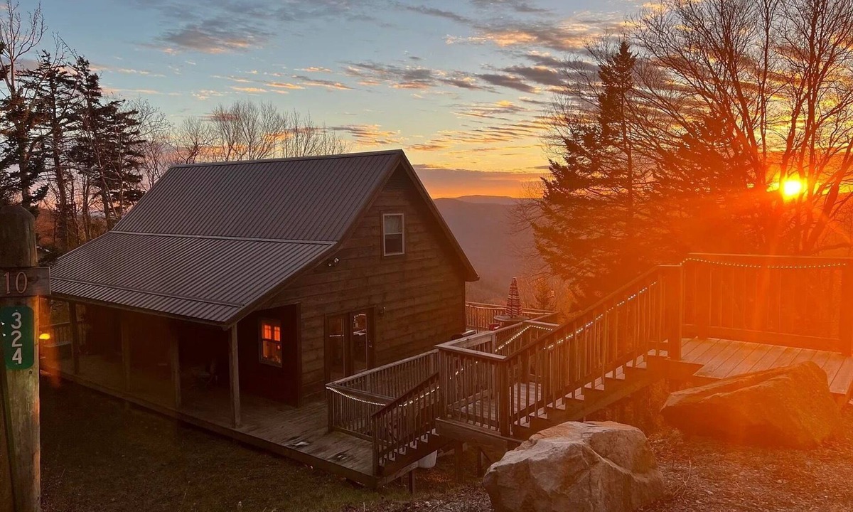 Edray House | Spacious 5-bedroom bungalow near Cupp Run w/beautiful western & sunset views