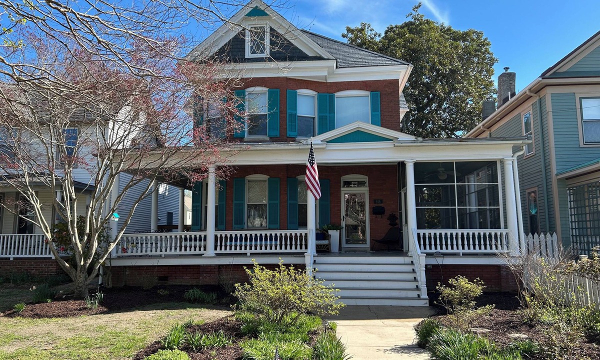 Cape Charles House | Spacious 5-bedroom 3.5 bath house in Cape Charles Historic District-PET FRIENDLY