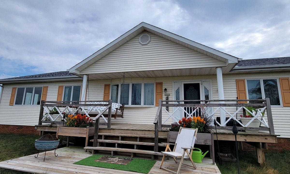 Ewell House | Spacious 5-bedroom house with WiFi, AC and private deck on charming Smith Island