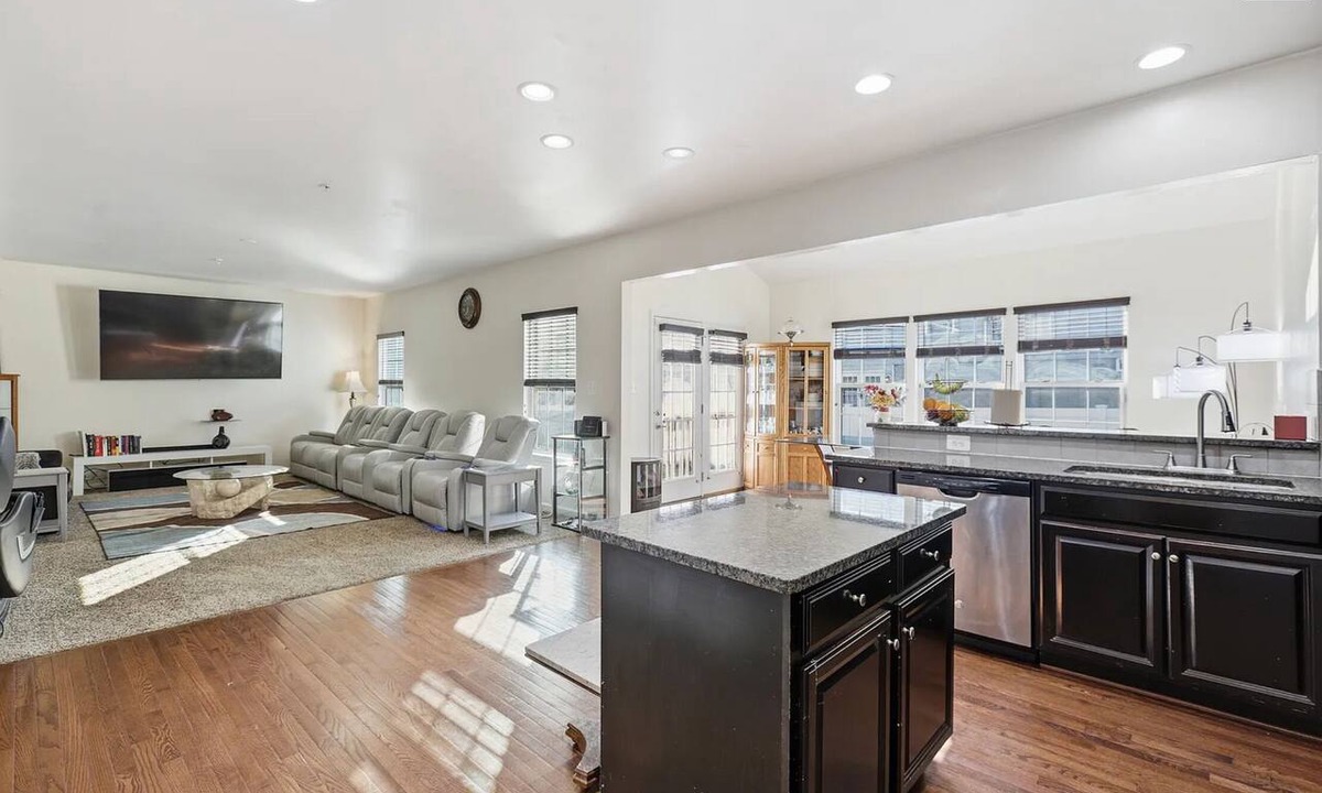Washington House | Spacious 5BR house in tranquil Wash DC community has Sauna, fitness, and more