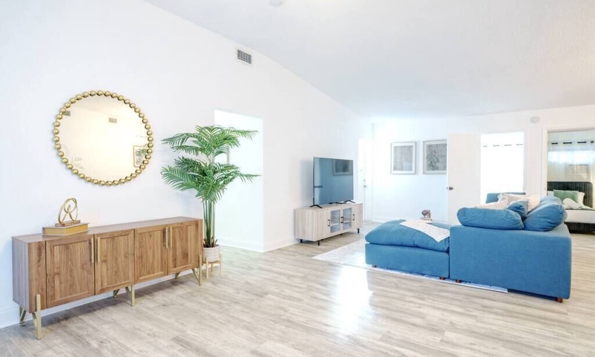 North Miami Beach Villa | Spacious 6-Bedroom Villa with Pool