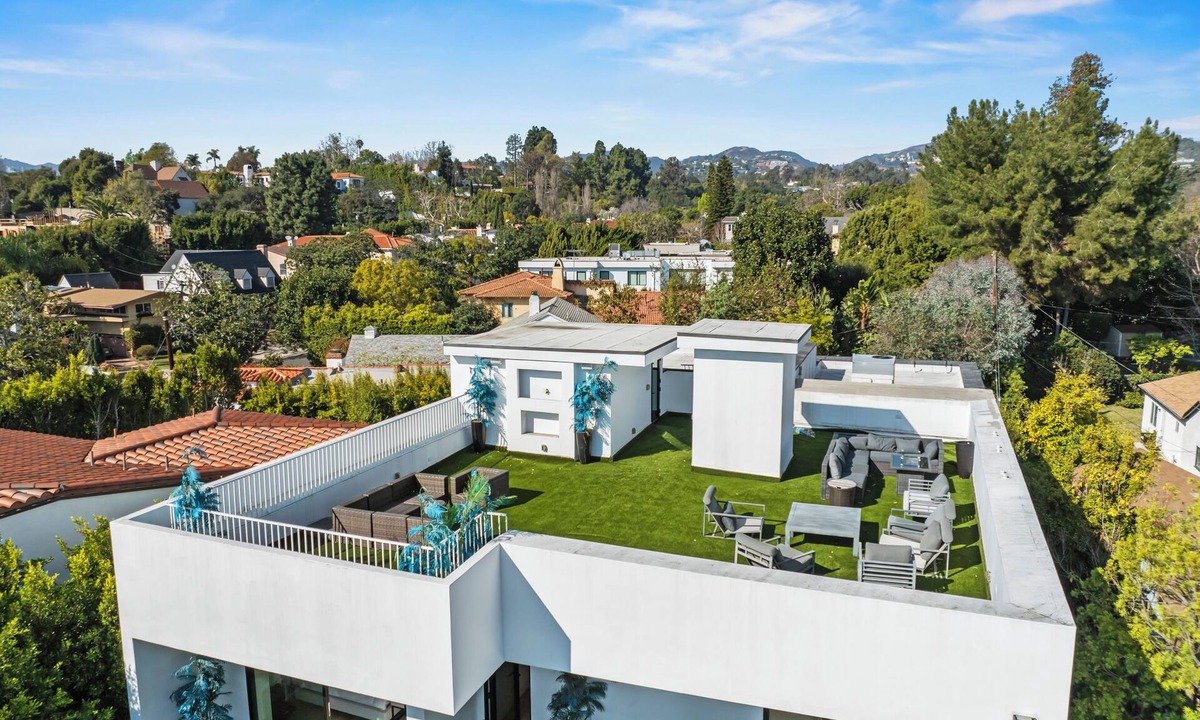 West Los Angeles House | Spacious 7-bedroom house with AC in tranquil Los Angeles
