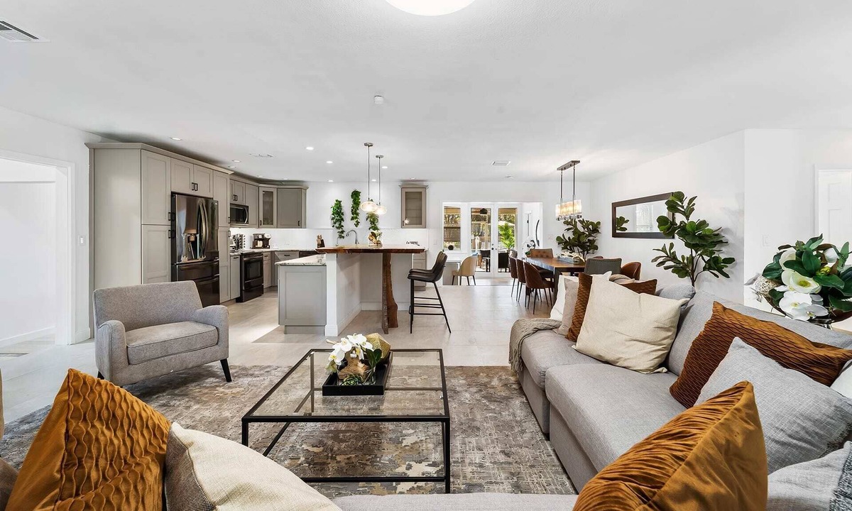 Davie Cottage | Spacious 8BR w/Guesthouse + Pool & Tons of Games