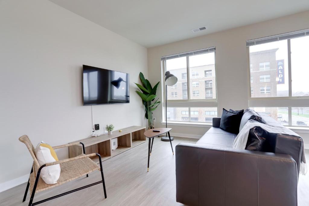 Groveton Apartment | Spacious Apartment w Natural Lights to Enjoy the Landscape
