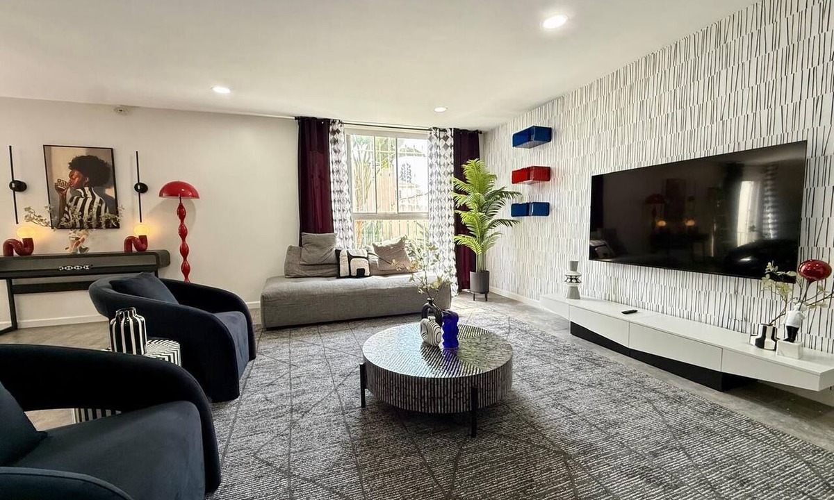 Pico - Robertson Hotel | Spacious Charming Vintage Gem with Large Private Backyard