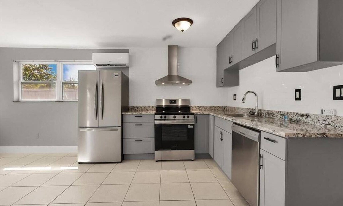 Dania Beach Cottage | Spacious Cottage& Unique Retreat – Minutes from the Beach!.