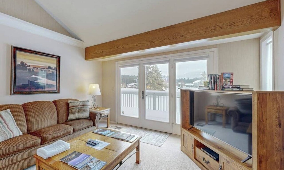 Bigfork House | Spacious Dog-Friendly Condo on the 7th Hole of Eagle Bend Golf Course
