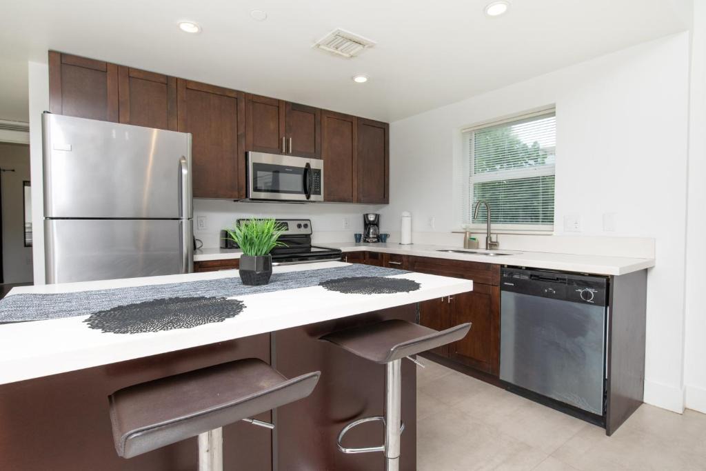 Royal Poinciana Apartment | Spacious entire Apartment with Free Parking