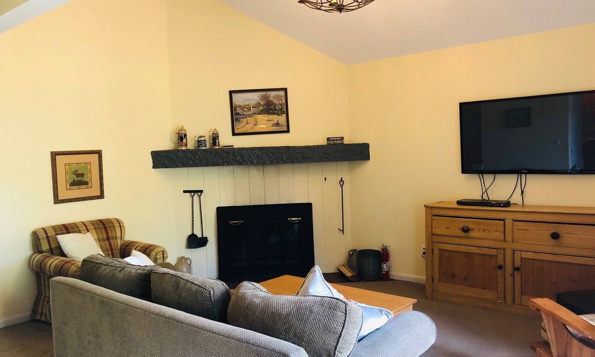 Hancock Condo | Spacious, Family-Friendly Getaway w/Full Kitchen & Fireplace