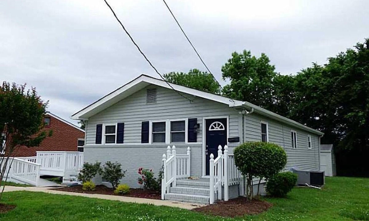 Buckroe Beach House | Spacious Family Stay, Large Dining, 3 Cozy Bedrooms, Home Near Buckroe Beach