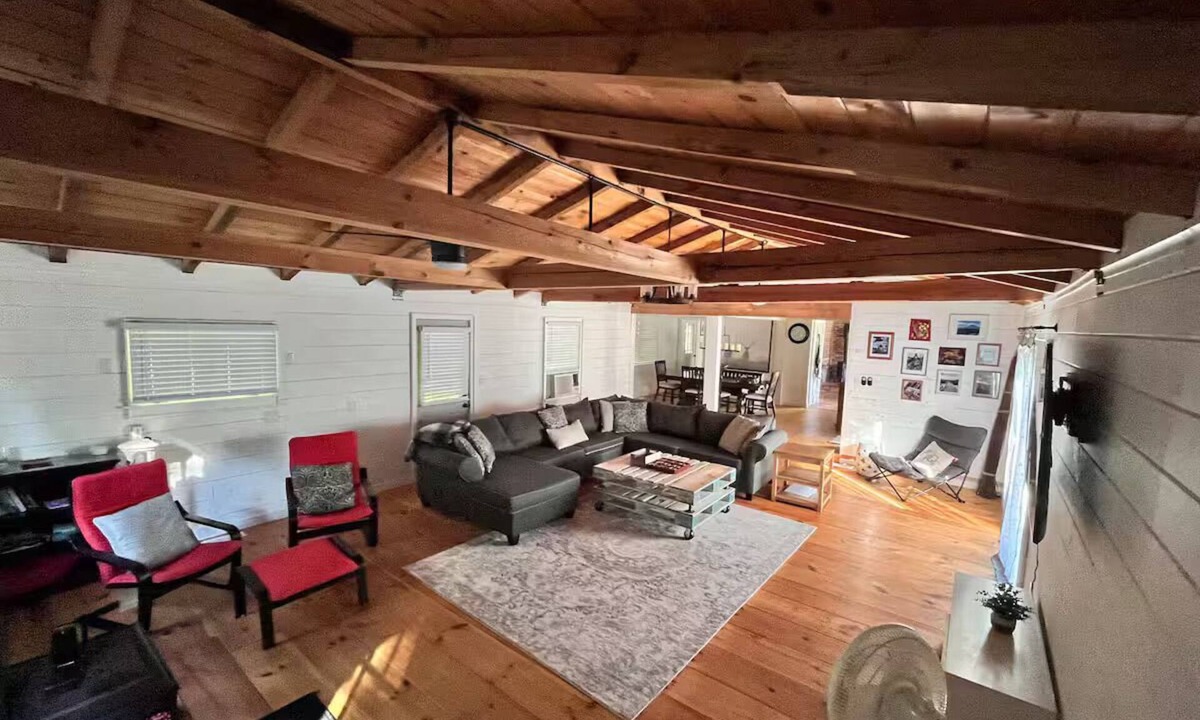 Chatham House | Spacious farm house in Chatham, NY