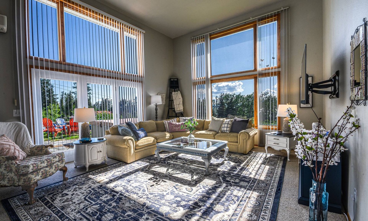 Bigfork House | Spacious Friendly Home w/5 King Beds, Hot Tub, Firepit, Gorgeous Lake Views