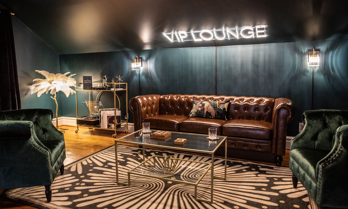 Buffalo House | Spacious! Game room & VIP Lounge, Jungle rm, near Restaurants, Bars, Shops!