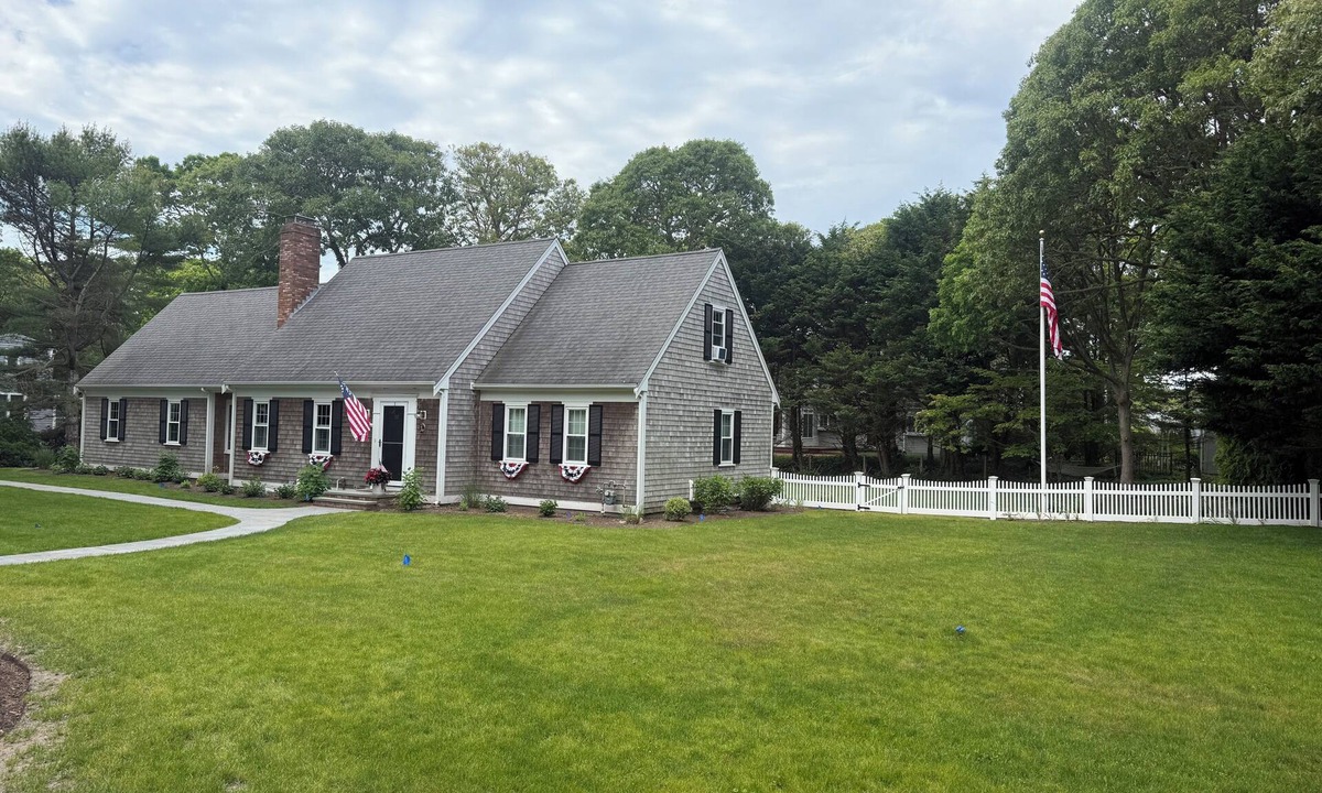 Northwest Harwich House | Spacious Getaway Sleeps 11: Walk to Private Beach & Harwich Port Center!