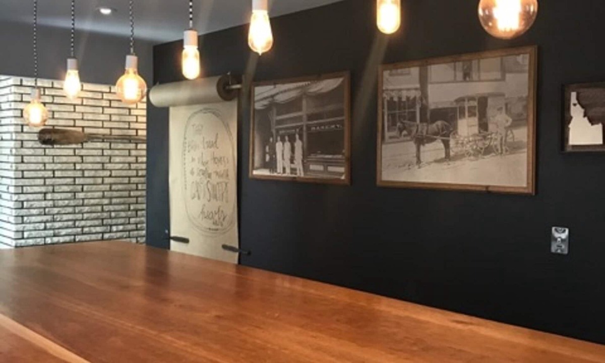 Wallace House | Spacious Historic Wallace Retreat - Walk to Downtown - Sleeps 10+