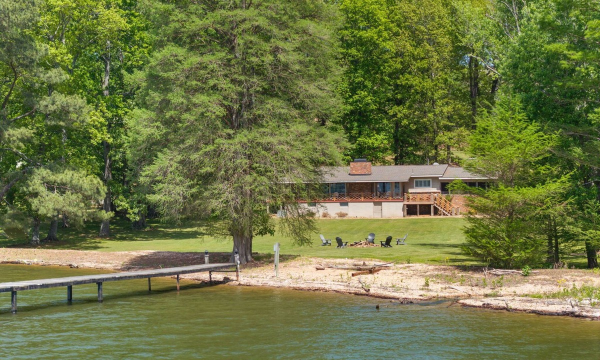 Lutts House | Spacious + Lakefront, Luxury Comfort Home w Eagles, Boathouse, Fireplace & Views