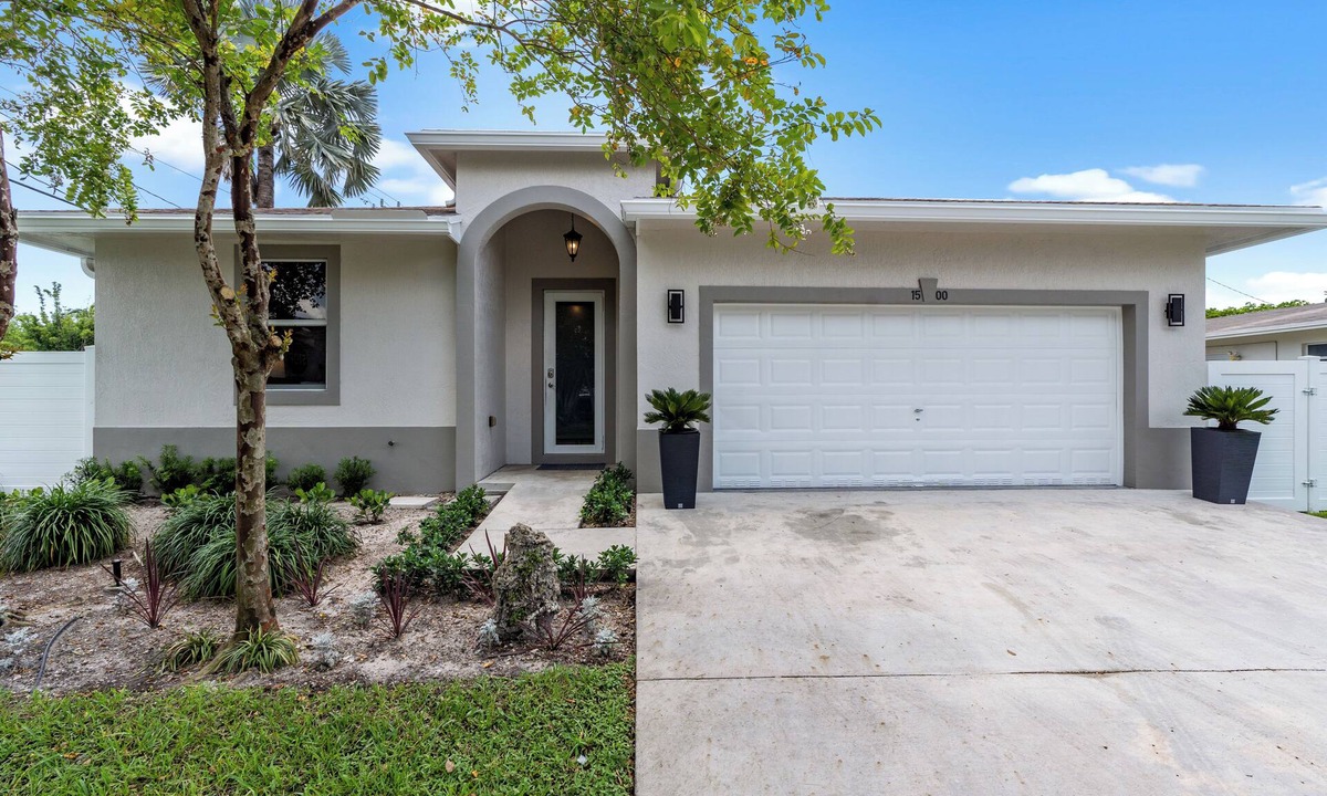 River Oaks House | Spacious modern 4-bedroom house in charming Fort Lauderdale with WiFi, AC