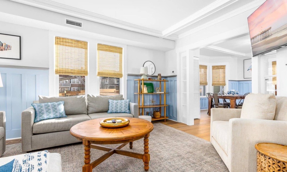 North End House | Spacious OC 5br + Den Steps to Beach and Boards