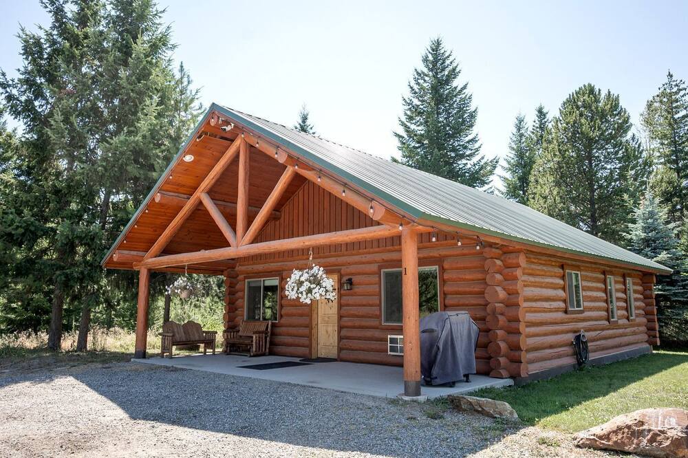 Bonners Ferry Cabin | Spacious Pet-Friendly Log Cabin with King Bed & Full Kitchen | Bonners Ferry, Idaho Retreat
