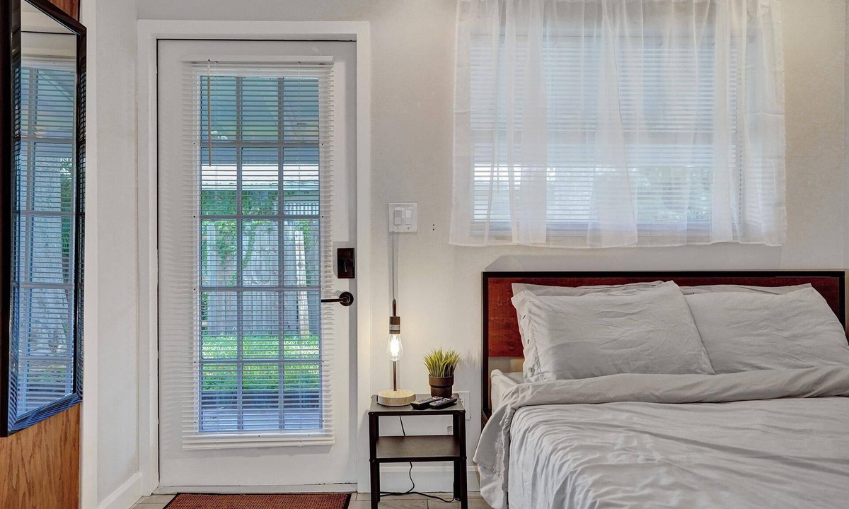 Middle River Terrace House | Spacious Queen Suite Near Beach & Dining