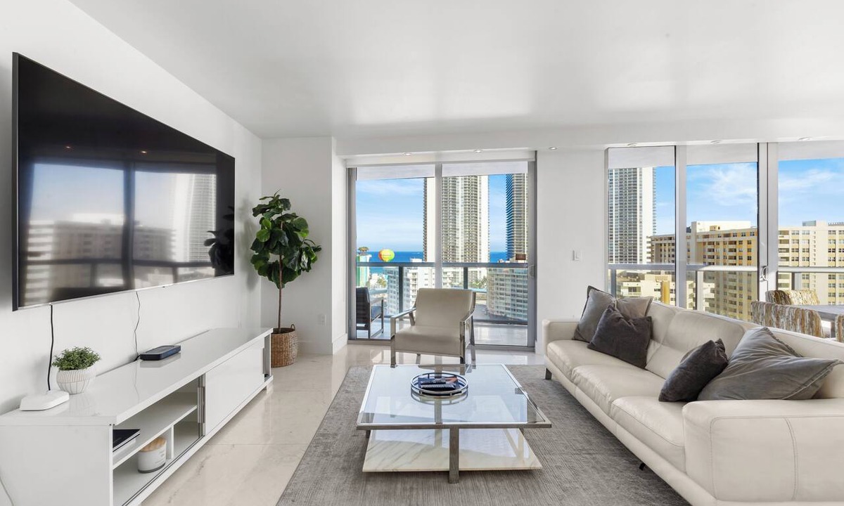 Hallandale Beach Condo | Spacious Resort Condo: Modern Comforts & Miami Vibes - 25 min to FIFA!
