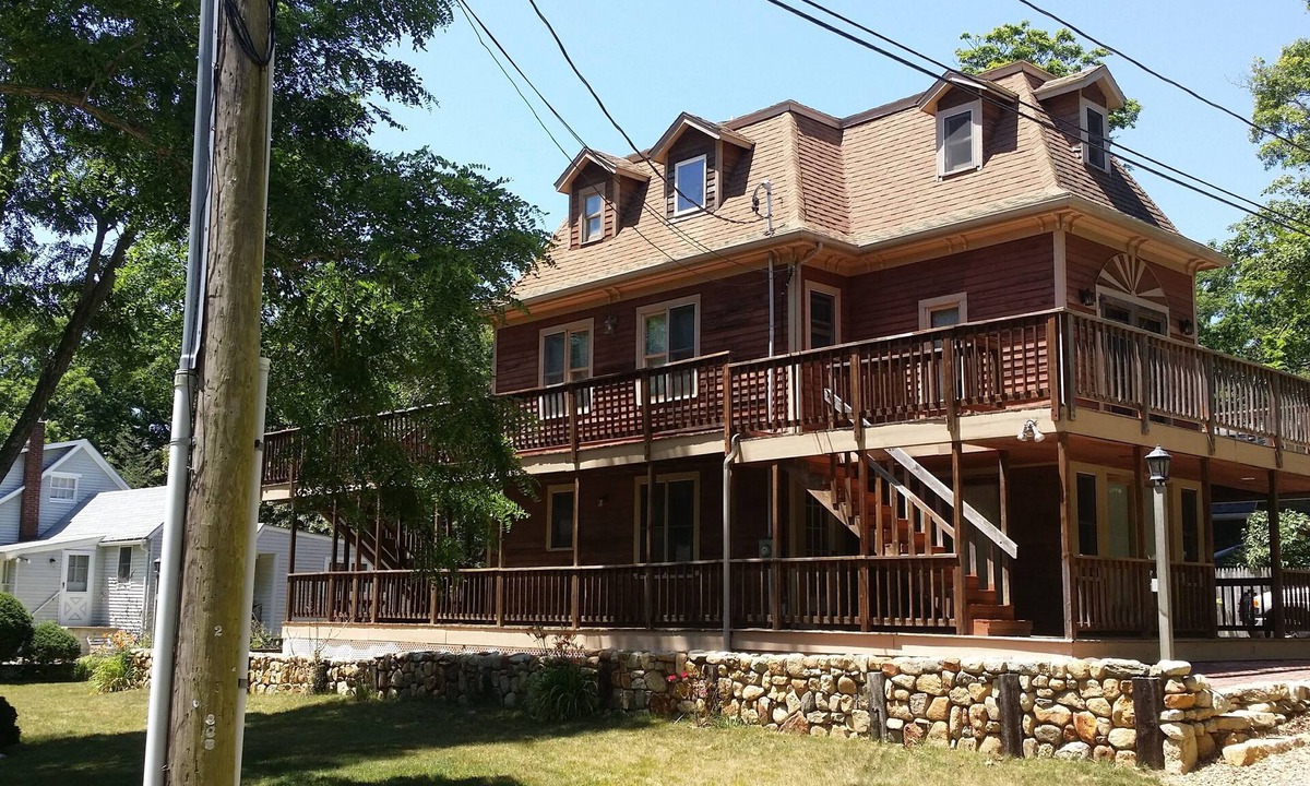 East Chop Apartment | Spacious Second FL 4-Bedroom Rental – Private Entrance & Newly Renovated Deck!
