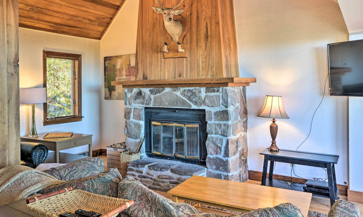 Edray Cabin | Spacious Snowshoe Cabin w/ Sunset Mtn Views!