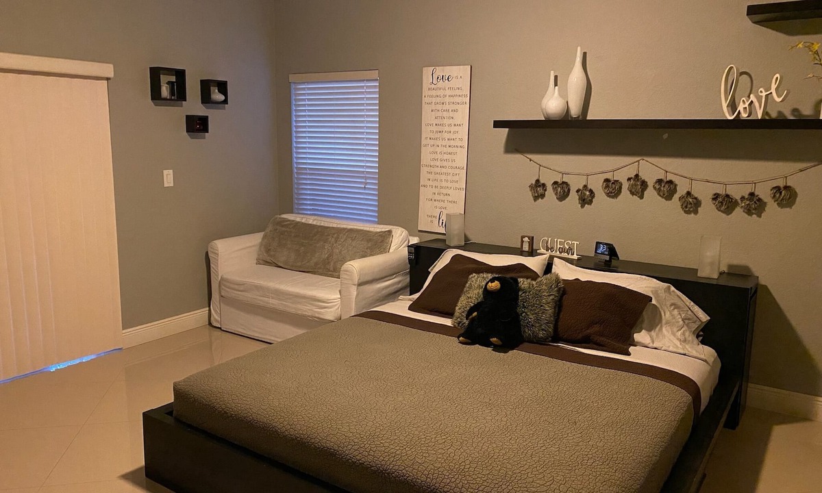 Pembroke Pines Cabin | Spacious Studio with King Bed Private entrance in pleasant Pembroke Pines