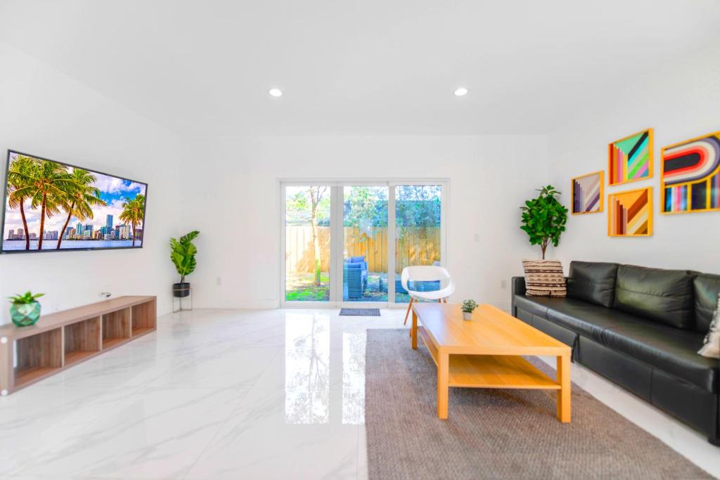 Allapattah Apartment | Spacious Townhouse with 2 Levels For All Family