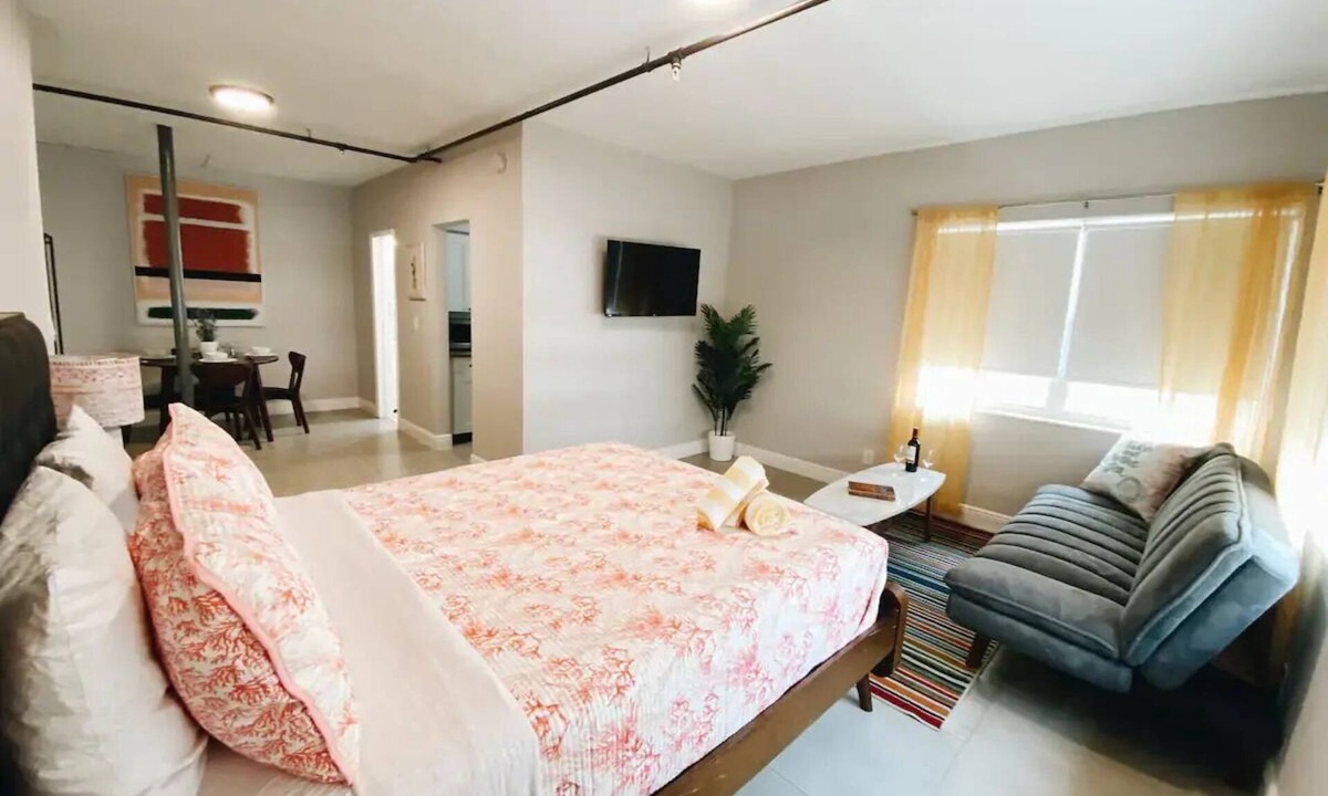 South Beach Hotel | Spacious Unit | Free Beach Chairs | Near Ocean