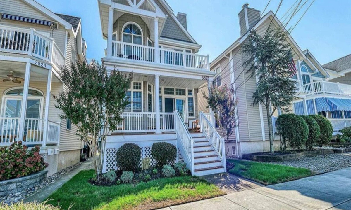 South End House | Spectacular Southend 3BR Condo Sleeps 7 Rooftop Deck & Parking