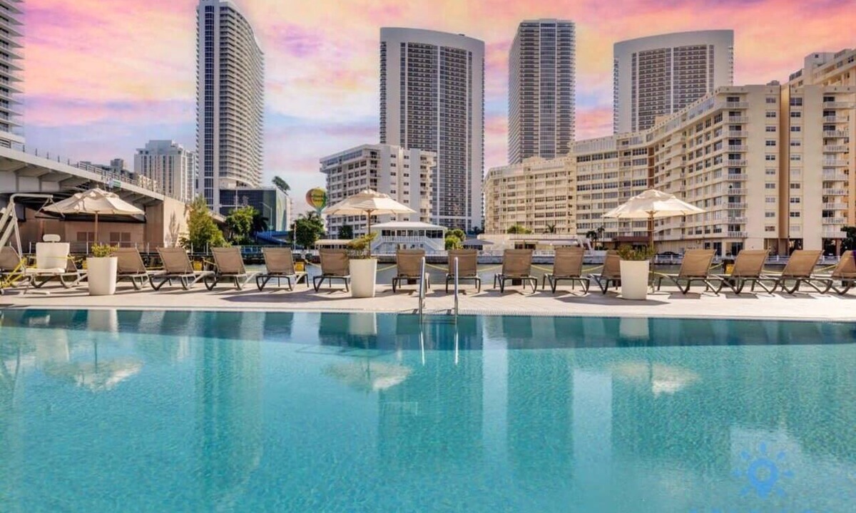 Hallandale Beach Apartment | Spectacular View w/Balcony+Pool|Near Beach