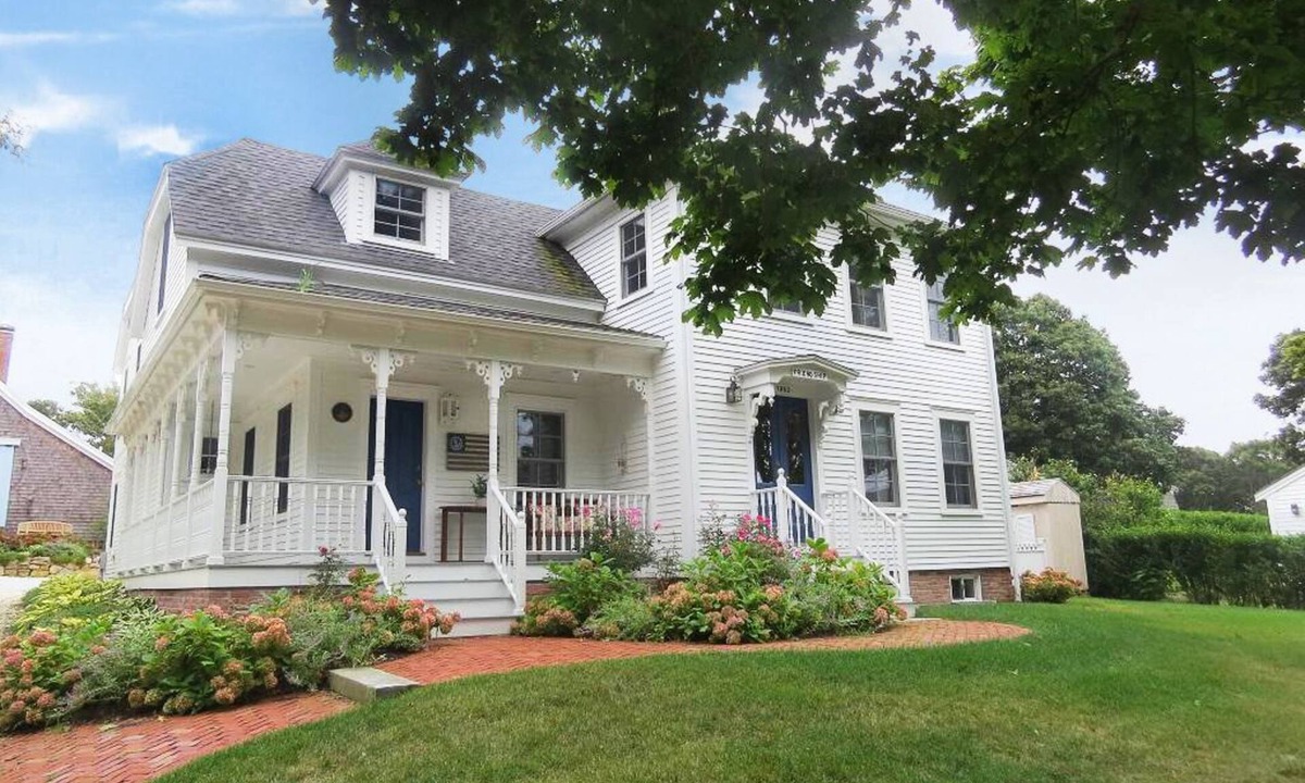 Chatham House | Spend your quintessential Cape Cod vacation, in a beautifully renovated 1862 Farm House on Stage Harbor Road!