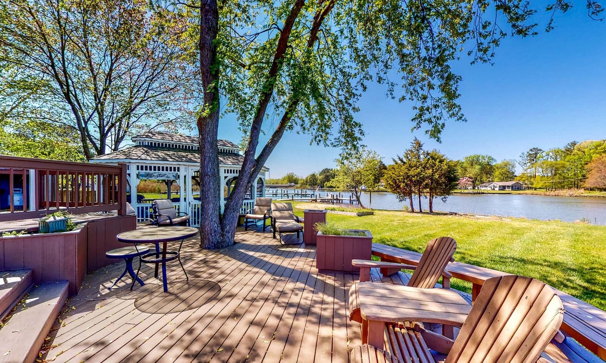 Unionville House | Sprawling Waterfront Home, Dock & In-Home Theatre