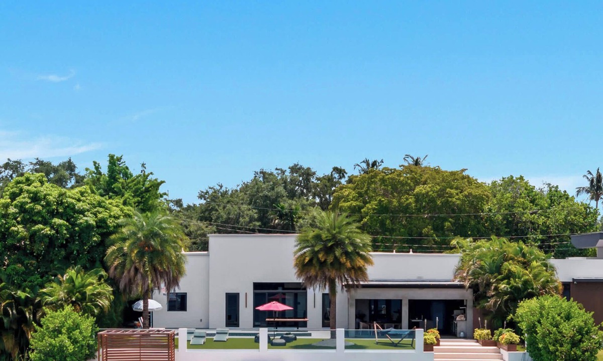 North Miami Beach Villa | Star Villa | Opulent Waterfront Property