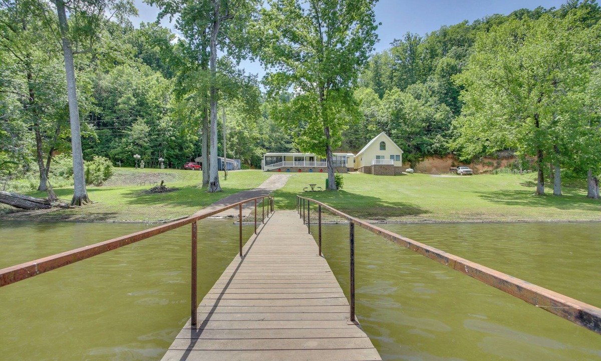 Cherokee House | Steps to Pickwick Lake! Home w/Sunrooms & Views