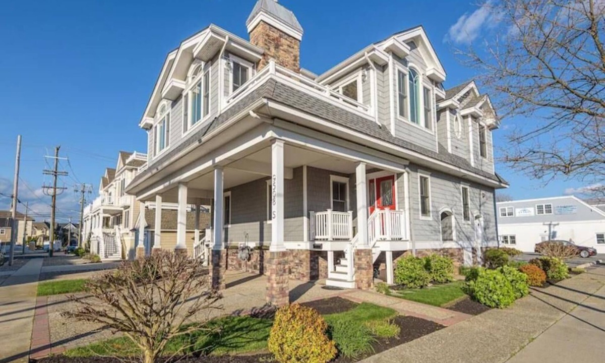 Stone Harbor Condo | STONE HARBOR PET FRIENDLY TOWNHOME 3 BEDRMS, 2.5 BATHS, SLEEPS 10, ELEVATOR, BEACH TAGS & CHAIRS, GAS GRILL, BAY VIEW