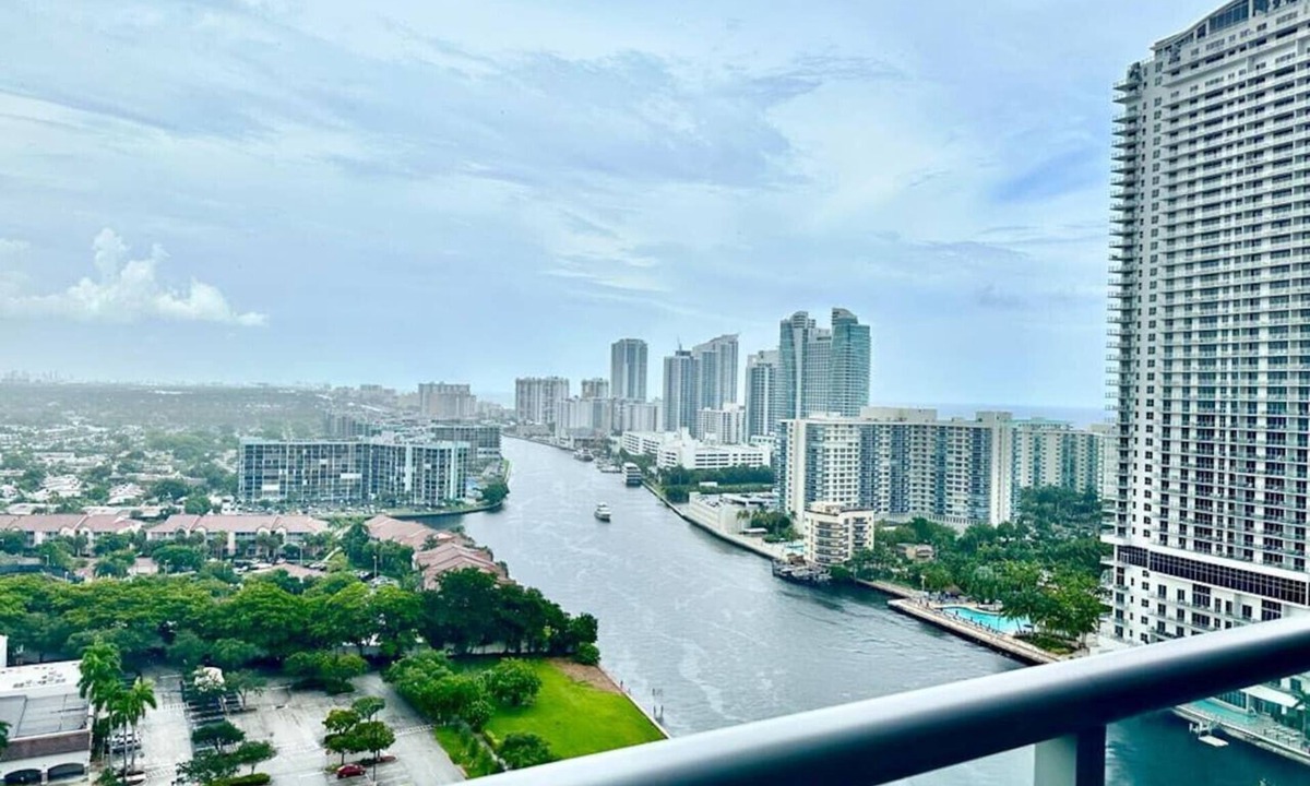 Hallandale Beach Apartment | Studio in the beach w/Heated Pool Next to Aventura