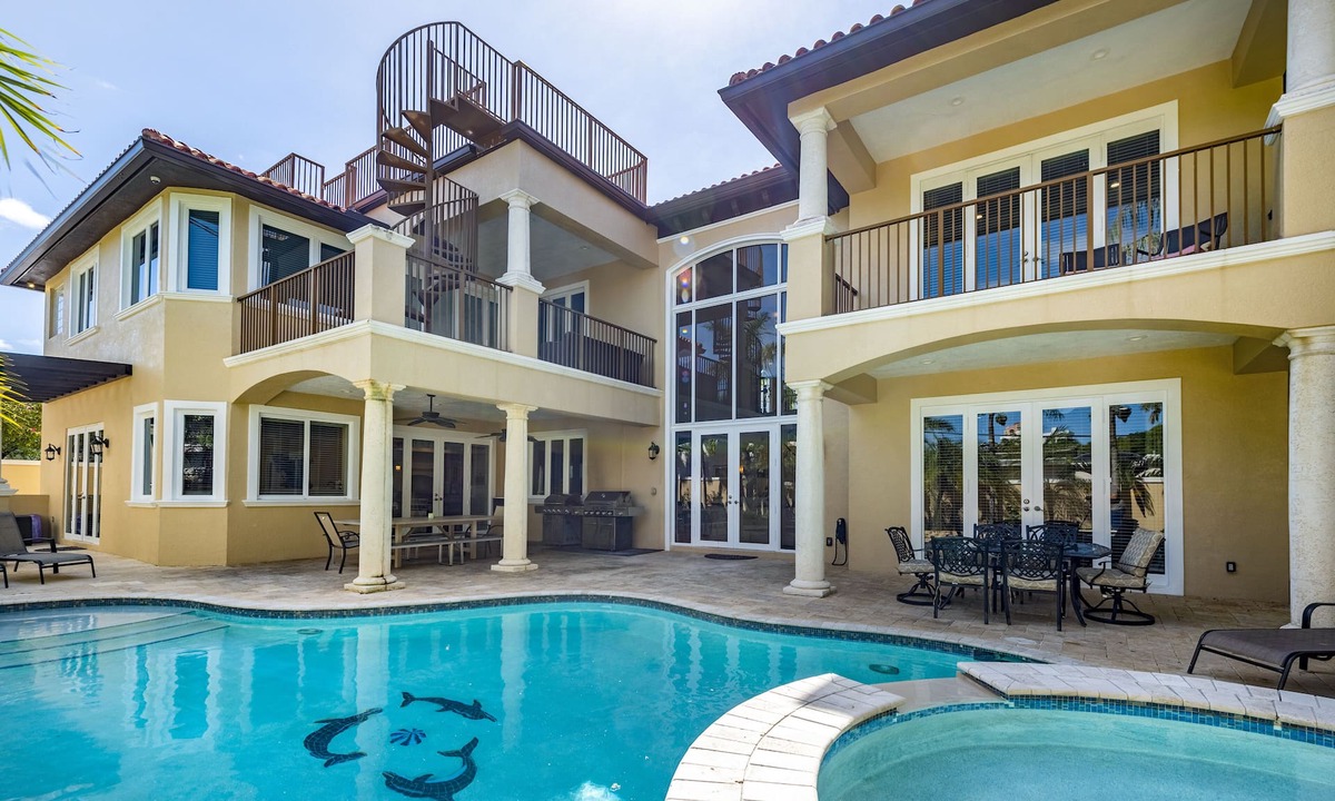 Birch Park Finger Streets House | Stunning Beach House-Steps to Beach. Walk to restaurants, shops, bars, and park.