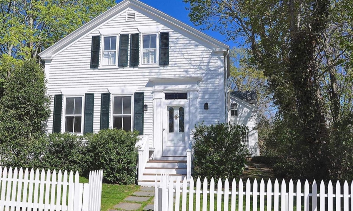 Tisbury House | Stunning, Classic Renovated Greek Revival - few mins Walk to Main St & VH Ferry