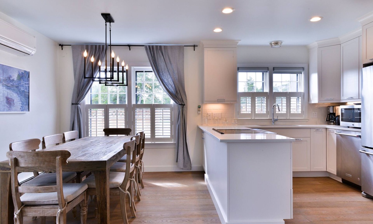 West of Town House | Stunning fully renovated 11/9 family compound with pool, walk to town