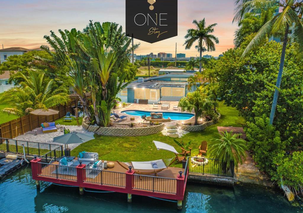 Ojus House | Stunning Lakefront Miami Pool House - Aventura Mall