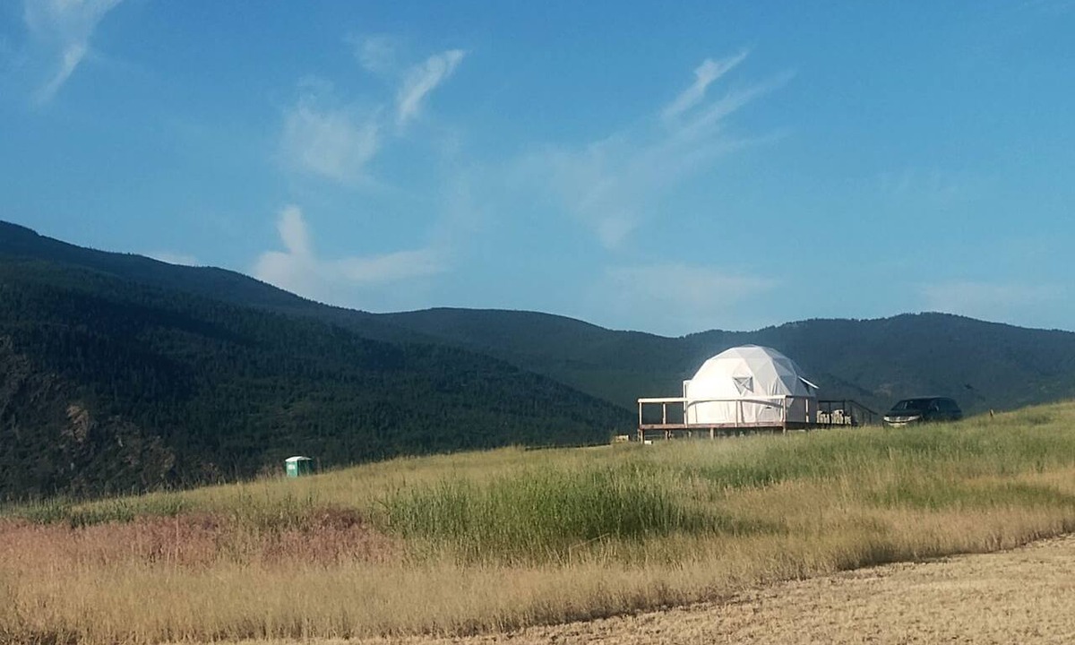 Plains Cabin | Stunning Off-Grid Dome with Spectacular Views for a Unique Glamping Getaway in Montana
